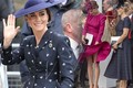 Từng "sượng sùng" bị tốc váy vì gió, nay Kate Middleton chơi chiêu độc, váy tốc, mặt vẫn không cảm xúc