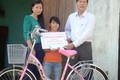 Cô bé mồ côi mẹ đã có xe đạp đi tìm cha