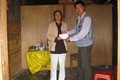 Phóng viên Kienthuc.net.vn giúp đỡ người bà mót rau nuôi 2 cháu
