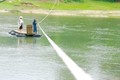 Ảnh: Học sinh “đu dây” qua sông ở Quảng Ngãi