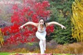 Vẻ đẹp hút hồn của thiếu nữ tập yoga trong công viên