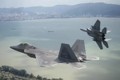 Xem tiêm kích F-22 Raptor diễn tập "vồ" Diều hâu F-15