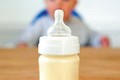 Có được pha thêm đường vào sữa cho trẻ?
