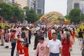 Người dân đổ về check-in, đường hoa Nguyễn Huệ chật cứng