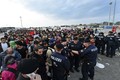 Đức đóng cửa biên giới, người tị nạn tuyệt vọng