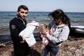 Hành trình vượt biển tị nạn của cặp song sinh 8 tháng tuổi