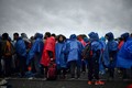 Hàng nghìn người tị nạn “đội mưa” đổ dồn về Slovenia