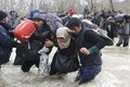 Thương tâm cảnh người tị nạn “bì bõm” lội sông sang Macedonia