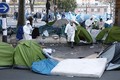 Dọn dẹp trại tị nạn tạm bợ trên đường phố Paris