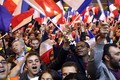 Ảnh: Người ủng hộ ăn mừng chiến thắng của bà Le Pen, ông Macron