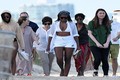 Lạ mắt gu thời trang vợ con ông Obama trên bãi biển Florida