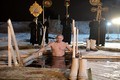 Tổng thống Putin cởi trần, tắm nước hồ ngoài trời -7 độ C