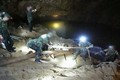 Nhóm cứu hộ còn cách đội bóng Thái Lan mắc kẹt trong hang 2km