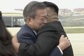Bất ngờ hành động của ông Kim Jong-un khi đón Tổng thống Hàn Quốc