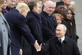 Bất ngờ khoảnh khắc thân thiết của Tổng thống Putin-Trump tại Paris