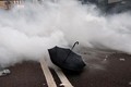 Biểu tình bạo lực, Hong Kong chìm trong hơi cay mù mịt