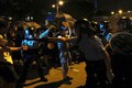 Vì sao người biểu tình tức giận, bao vây đồn cảnh sát Hong Kong?