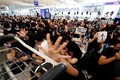 Toàn cảnh sân bay Hong Kong “thất thủ” ngày thứ hai vì biểu tình
