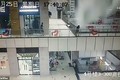 Đứng tim khách hàng bị nước hất văng trong trung tâm thương mại