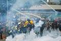 Hong Kong: Người biểu tình phóng lửa, ném bom xăng gây hỗn loạn