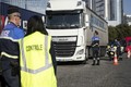 Pháp tìm thấy hàng chục người nhập cư còn sống trong xe tải
