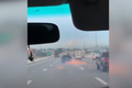 Video: Ô tô chạy bằng vành bắn ra tia lửa trên cao tốc