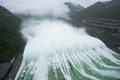 Cảnh hồ thủy điện lớn nhất Chiết Giang mở đập tràn xả lũ