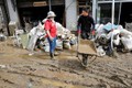 Cảnh người dân Nhật Bản dọn “bãi chiến trường” sau mưa lũ lịch sử