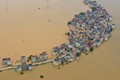 Lũ lụt ở Trung Quốc: Binh sĩ tức tốc xây đê chắn lũ