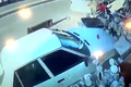 Video: Ôtô đâm vào cửa hàng, hai đứa bé thoát chết