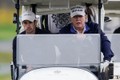 Tổng thống Trump ung dung chơi golf, lái xe trên đồi cỏ cuối tuần