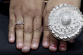 Video: Choáng ngợp chiếc nhẫn với 12.638 viên kim cương lấp lánh