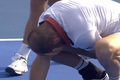 Video: Vận động viên bỏ cuộc sau khi bị vợt đập vào mặt