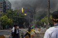 Ảnh: Người biểu tình chống trả lực lượng an ninh tại “điểm nóng” Yangon