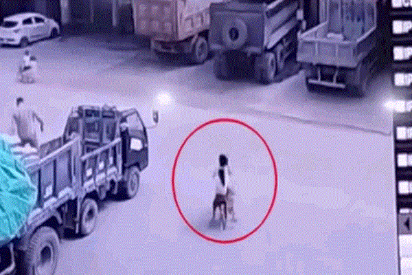 Video: Cảnh 2 bé gái lao ra đường bị xe tải húc bay 15 mét