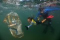 Cận cảnh bé gái 4 tuổi dọn rác thải nhựa dưới đại dương