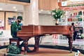 Chàng lính trẻ chơi dương cầm ở bệnh viện “đốn tim” chị em