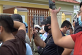 Người dân, YouTuber vây kín tòa vụ “50 người xông vào Tịnh thất Bồng Lai“