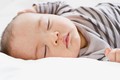 Bí quyết giúp trẻ sơ sinh ngủ ngon ban đêm trong mùa nắng nóng