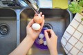 Thao tác xử lý trứng gà dễ dẫn bệnh ung thư vào người
