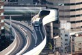 Kinh ngạc đường cao tốc “xuyên thủng” tòa nhà 16 tầng