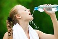 Dừng khẩn cấp quy tắc uống 2 lít nước mỗi ngày