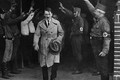 Trùm phát xít Adolf Hitler uống bia thoải mái trong tù?