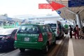 Ô tô sẽ bị cẩu nếu đỗ quá 3 phút ở sân bay Tân Sơn Nhất