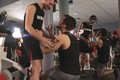 Chàng trai đồng tính huy động cả đội tập gym cầu hôn bạn trai