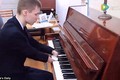 Nghị lực phi thường để thành thần đồng piano của thiếu niên không có ngón tay