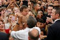 Tổng thống Obama trổ tài dỗ trẻ con tại Nhật Bản