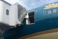 Máy bay Boeing 787 của Vietnam Airlines bật cánh cửa trước giờ cất cánh