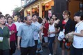 Thủ tướng Nguyễn Xuân Phúc bất ngờ đi bộ ở Hội An
