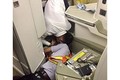 Toát mồ hôi tìm iPhone rơi trên máy bay cho khách thương gia 